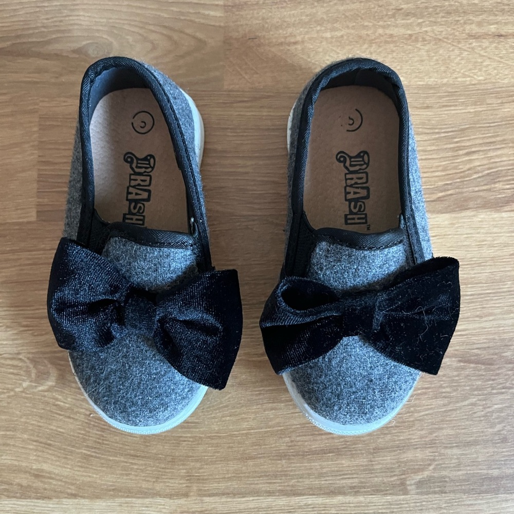 Brash Toddler Girls’ Sassy Grey Twin Gore Bow Slip-on Shoes | 5T